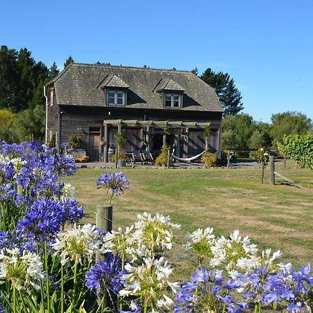 Cedar Barn at DDOG Vineyard Otel Renwick Dış mekan fotoğraf