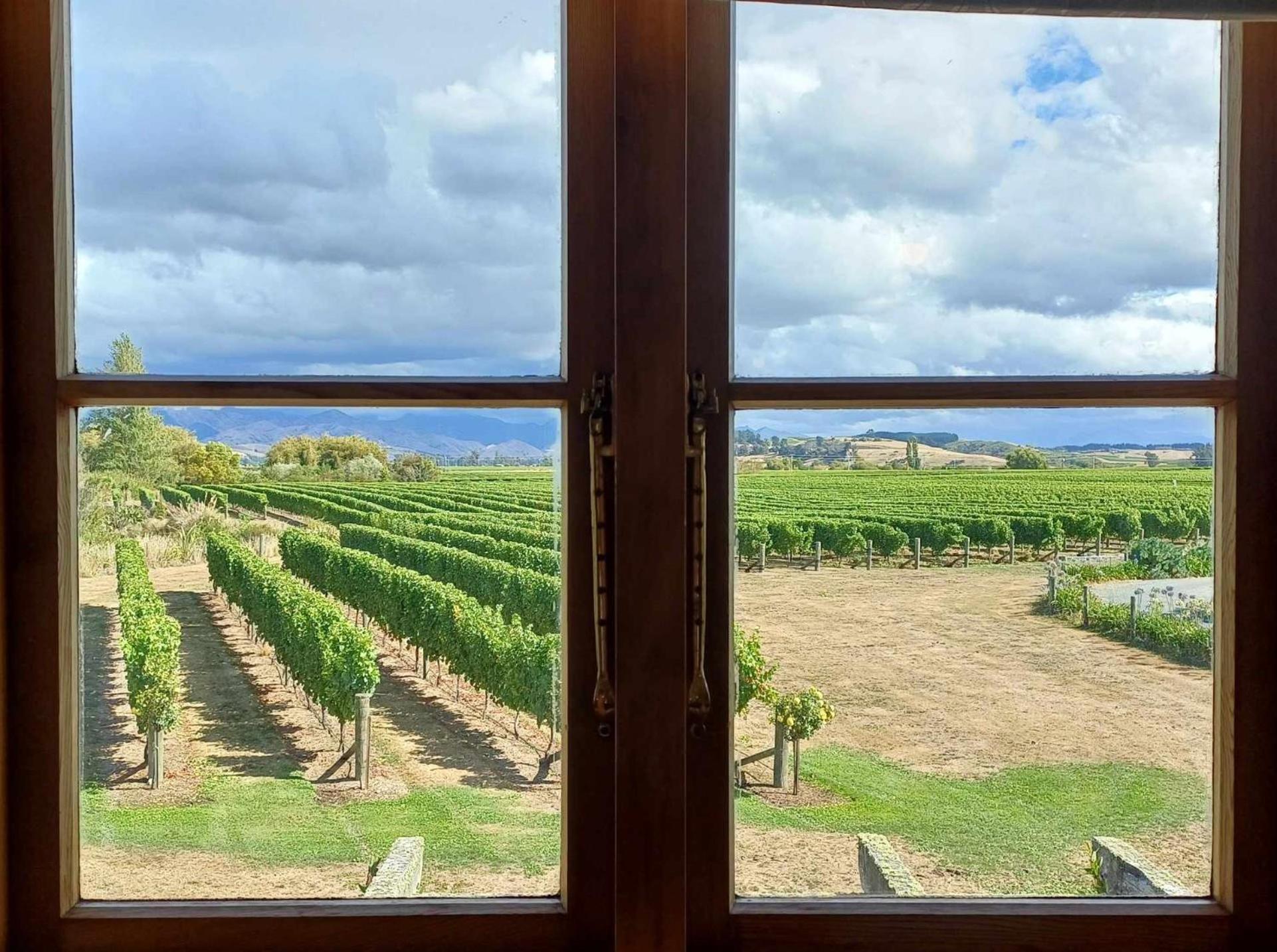 Cedar Barn at DDOG Vineyard Otel Renwick Dış mekan fotoğraf